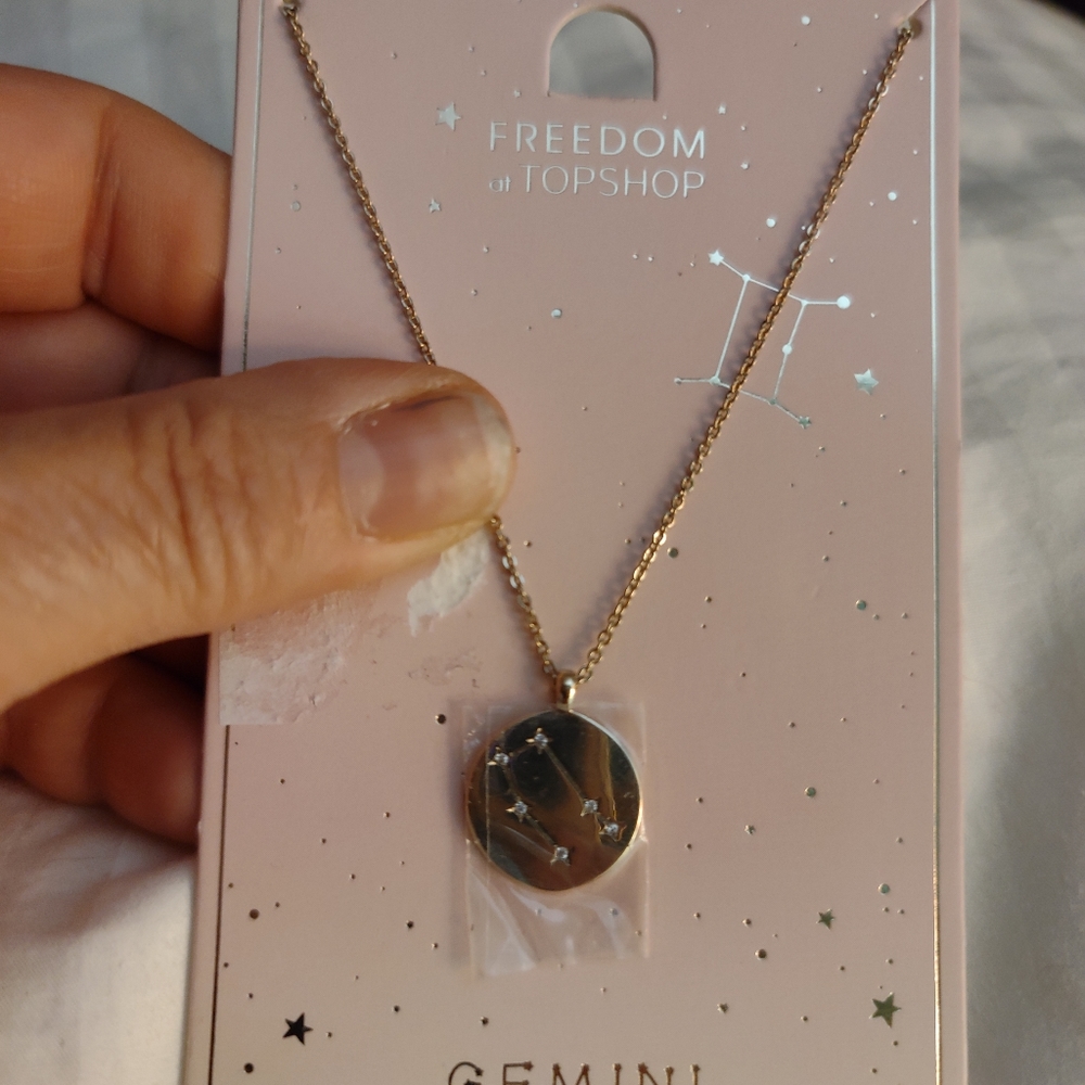 Pretty gold tone fine necklace with zodiac pendant for Gemini nwt 10" - Picture 2 of 3